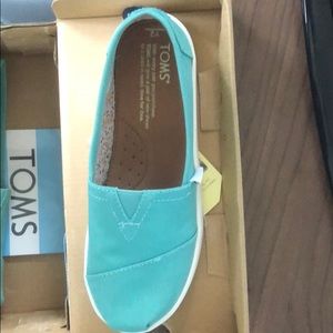 TOMS Kids Classic Canvas Loafer